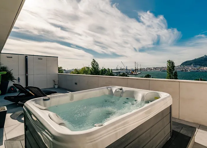 River Town View - Luxury Apartment With Jacuzzi On Terrace