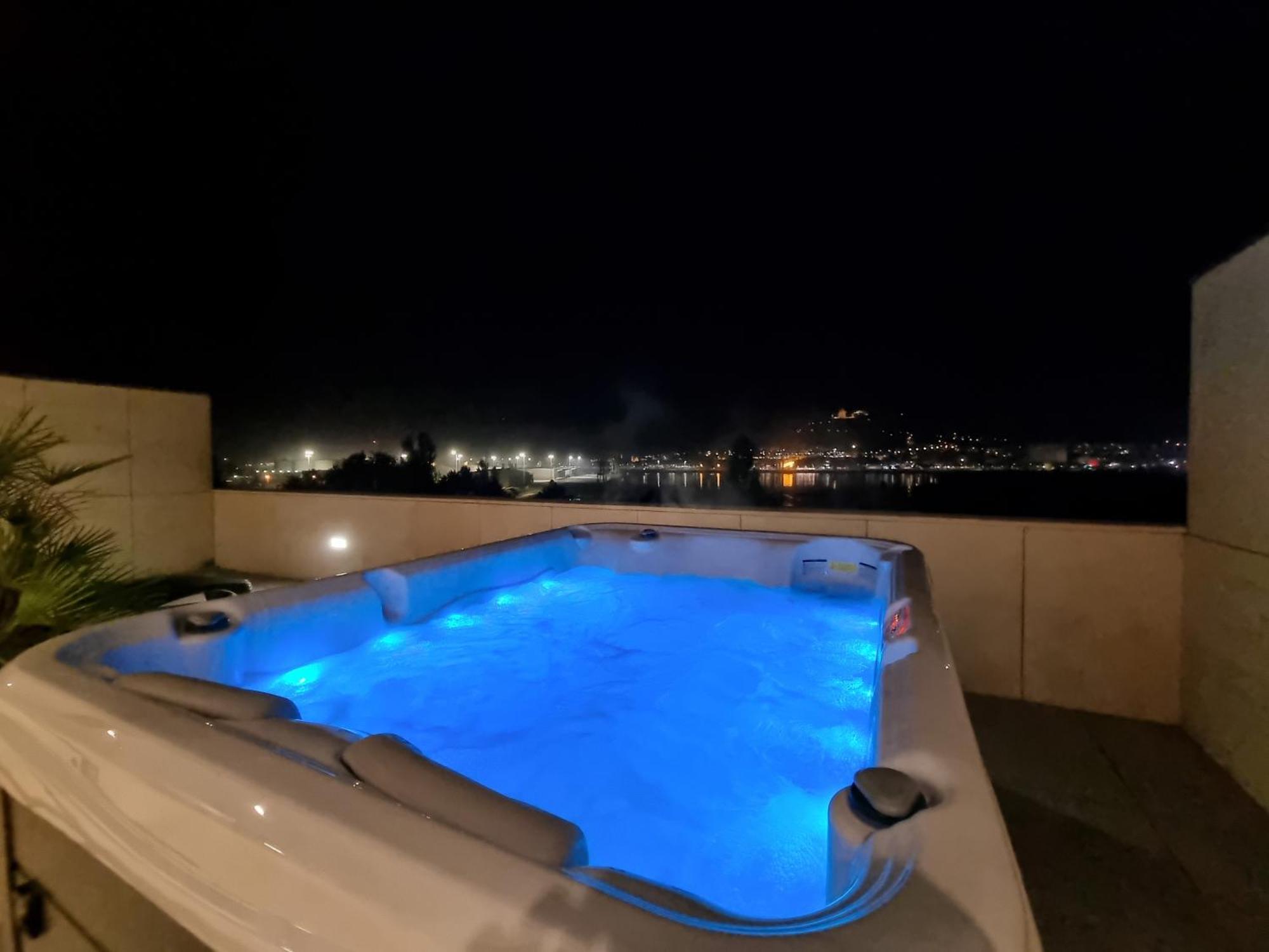 River Town View - Luxury With Jacuzzi On Terrace Apartment