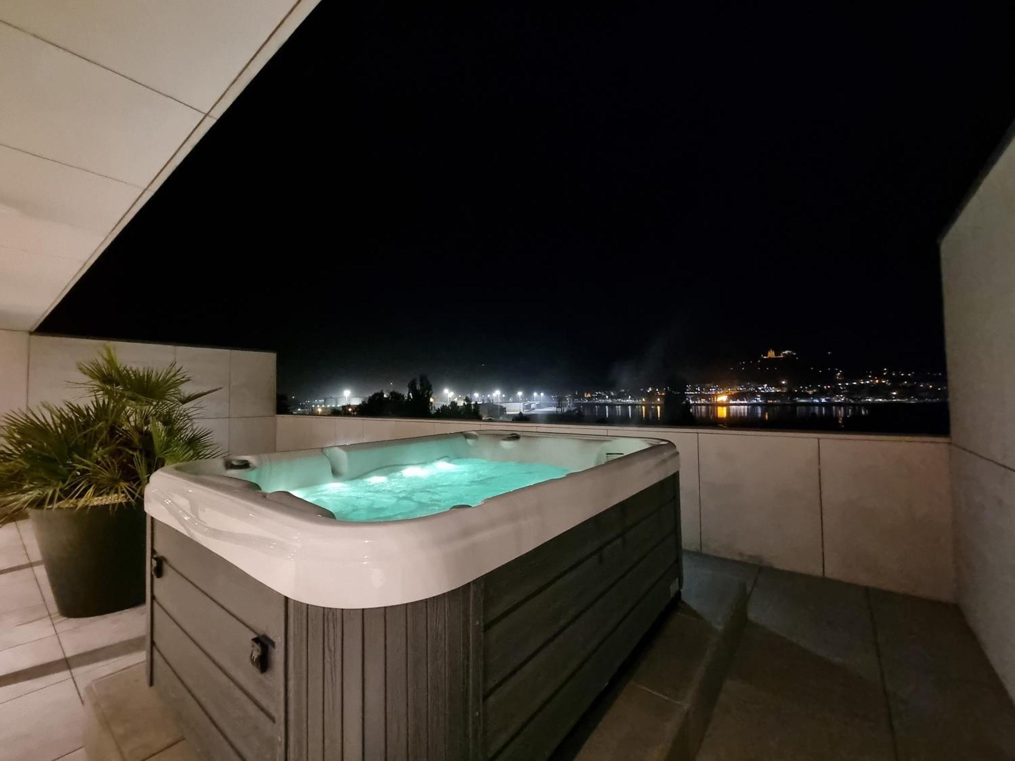 Apartment River Town View - Luxury With Jacuzzi On Terrace